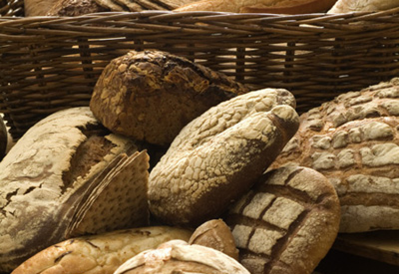 Courcelles : Une épicerie bio fait découvrir sa fabrication en offrant un pain ou une baguette à ses clients. 