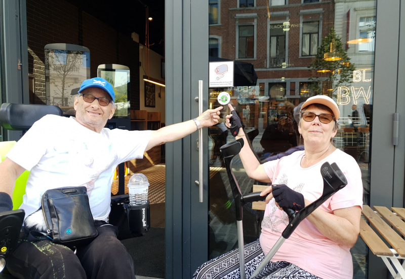 Des autocollants pour reconnaître les établissements « PMR friendly » à Charleroi