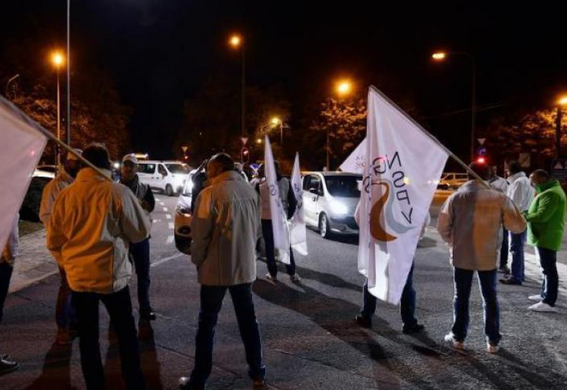 Fleurus : La Chaussée de Charleroi et E42 ont été bloquées par une manifestation du syndicat policier SNPS