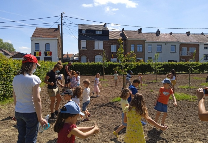 Sambreville: Une prairie fleurie semée par les enfants de l’école du quartier de Seuris