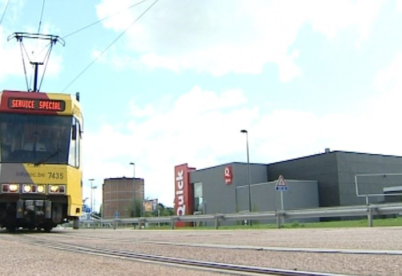 Le métro qui bloquait le boulevard Tirou a été dégagé, la ligne M2 est toujours perturbée