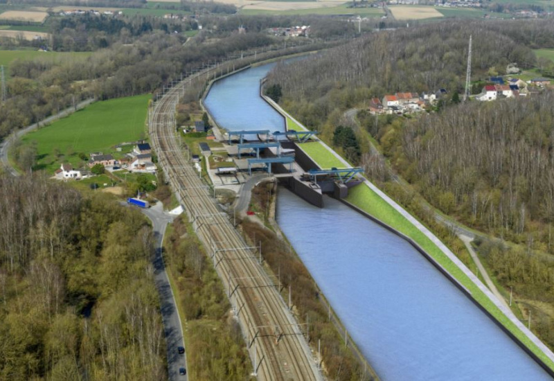 Extraction d'une septantaine de véhicules du canal Charleroi-Bruxelles près de Seneffe