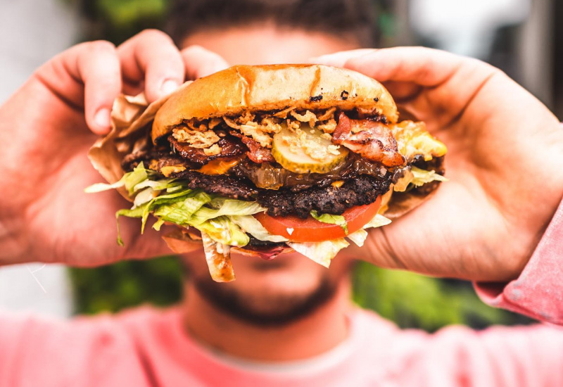 charleroi : Une vague de burgers déferle place de la Digue, des emplois sont à pourvoir ! 