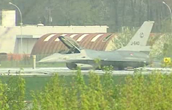 0 08/04/11 : Un F-16 sur le ventre à Gosselies